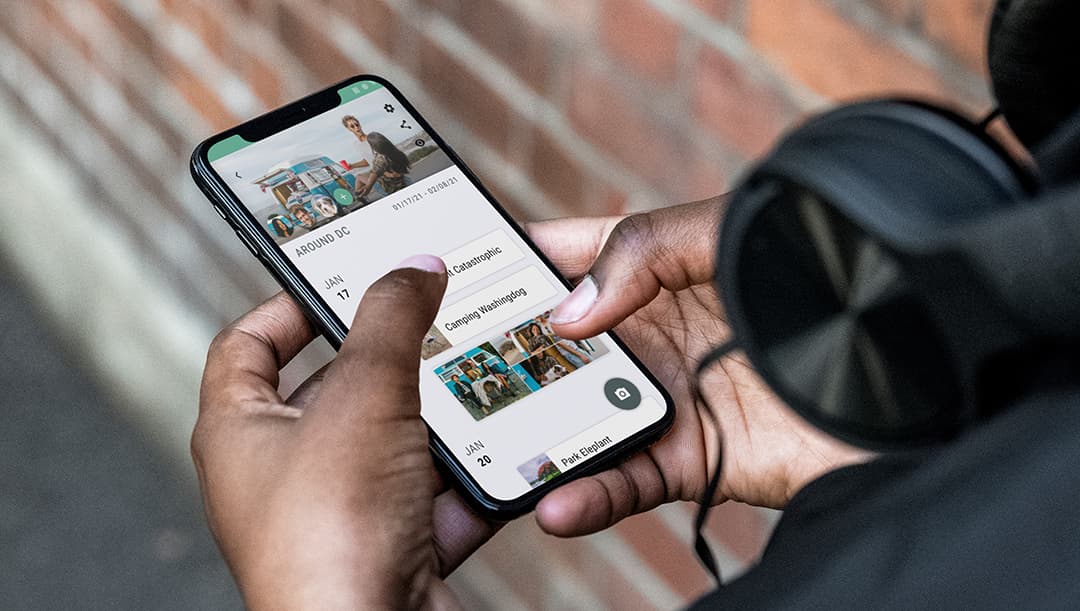 phone on hands of man with the Pravel app open